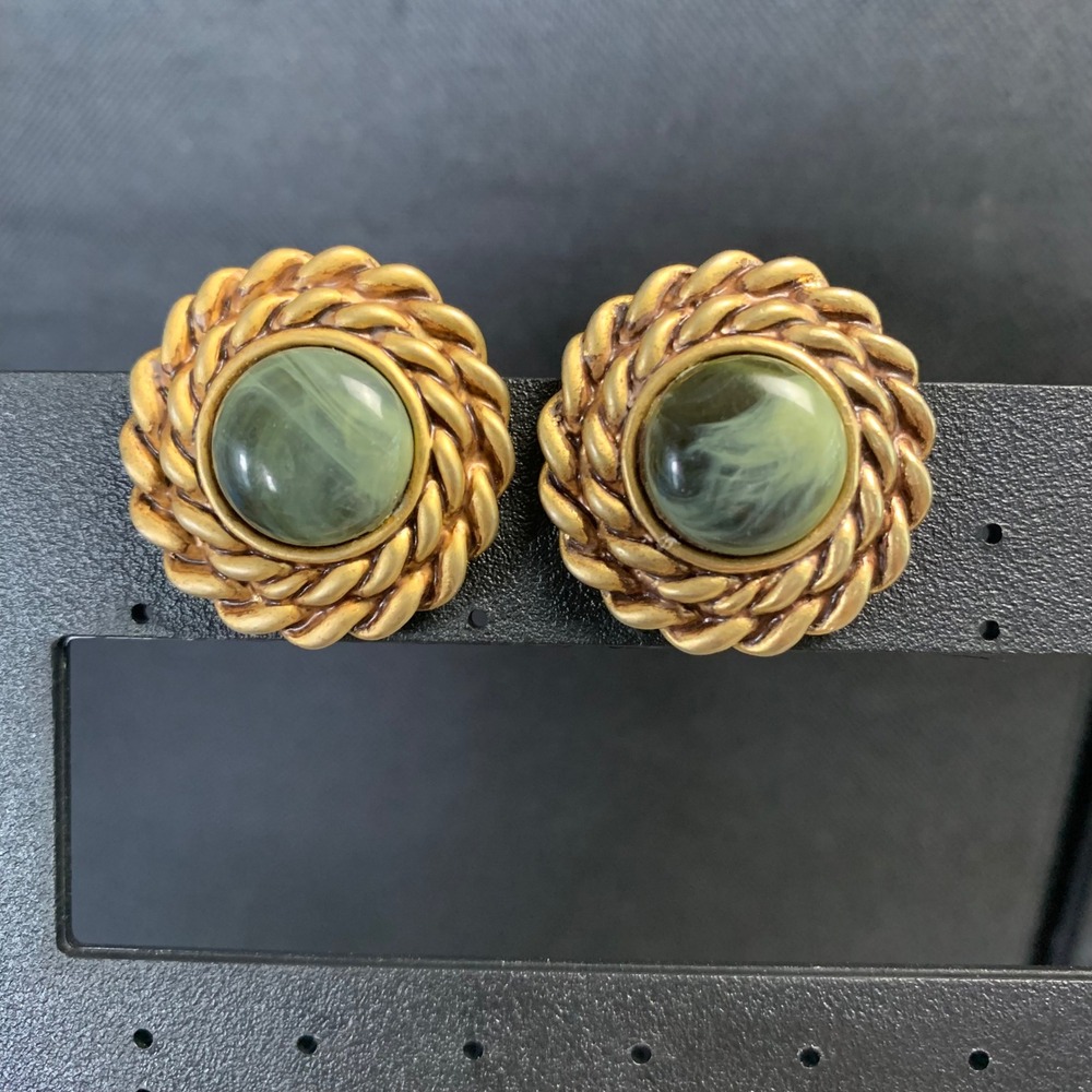 Vintage Gold Tone Braided Rope Green Marbled Cabochon Clip On Earrings 4627